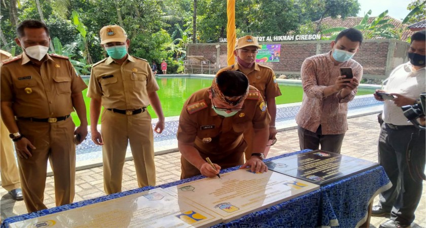 Bupati Cirebon Resmikan Sarana Sanitasi dan Kolam Renang Al-Hikmah Cirebon