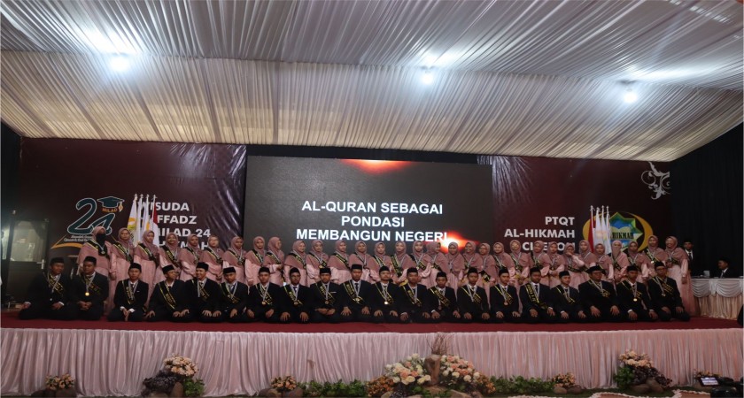 AL-HIKMAH CIREBON MEWISUDA 96 SANTRI YANG TELAH MENYELESAIKAN PENDIDIKANNYA DENGAN PRESTASI HAFAL AL QURAN