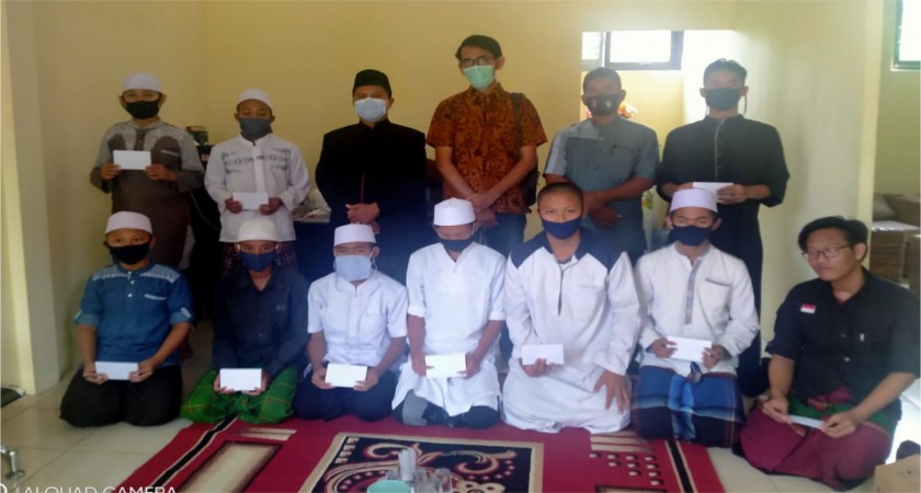 PLN Cabang Sumber Silaturrahmi ke Al-Hikmah Putra, Memberikan Wakaf Al-Qur’an dan Bantuan Kepada Santri