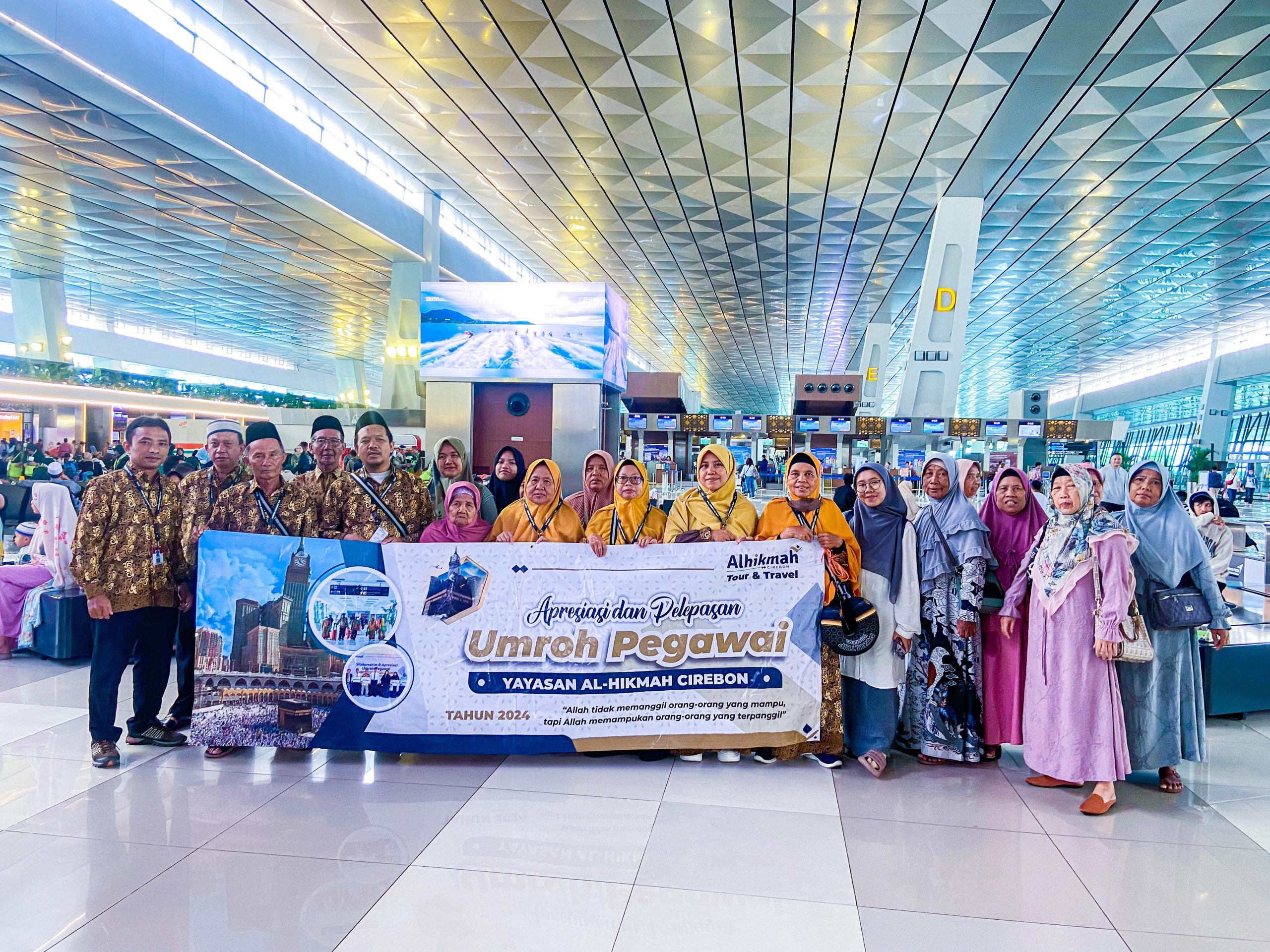 AL-HIKMAH KEMBALI HADIAHKAN UMROH BAGI PEGAWAI SEBAGAI BENTUK APRESIASI